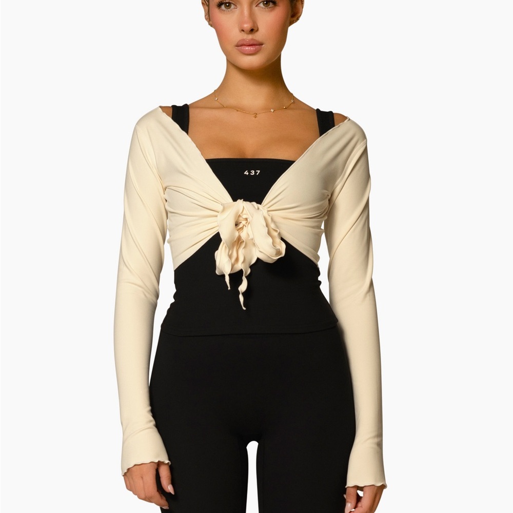437 The Wrap Top in Crème